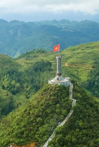 Cẩm Nang Du Lịch Cột Cờ Lũng Cú Hà Giang: Lịch Sử, Kiến Trúc, Cách Đi & Kinh Nghiệm Check-in Đỉnh Núi Rồng
