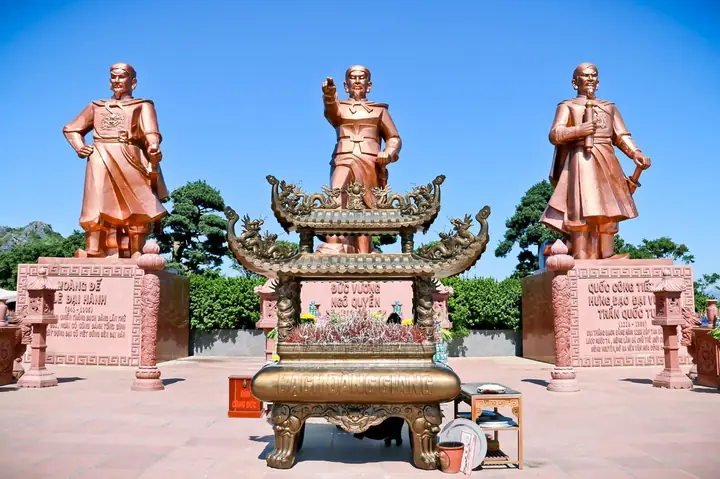 Tượng Anh Hùng Tại Khu Di Tích Bạch Đằng Giang: Ý Nghĩa & Lịch Sử