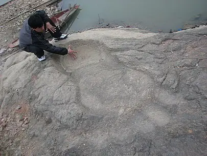 Khám Phá Bí Ẩn "bàn Chân Khổng Lồ Trên Đá": Truyền Thuyết, Địa Điểm Và Giai Thoại Khám Phá Bí Ẩn "bàn Chân Khổng Lồ Trên Đá": Truyền Thuyết, Địa Điểm Và Giai Thoại