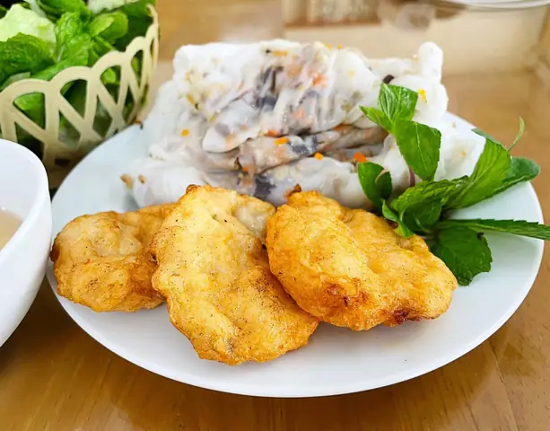 Bánh Cuốn Chả Mực Gốc Bàng Hạ Long: Khám Phá Hương Vị Truyền Thống Hơn 40 Năm