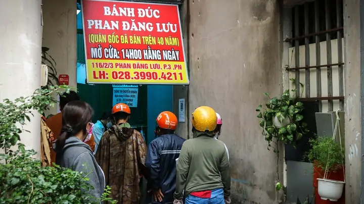 Bánh Đúc Nóng Phan Đăng Lưu: Khám Phá Hương Vị Đặc Sản Hơn 40 Năm Ở Sài Gòn