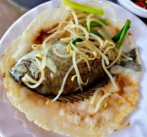 Khám Phá Bánh Khoái Cá Kình Huế: Hương Vị Đặc Sản Làng Chuồn Nức Tiếng