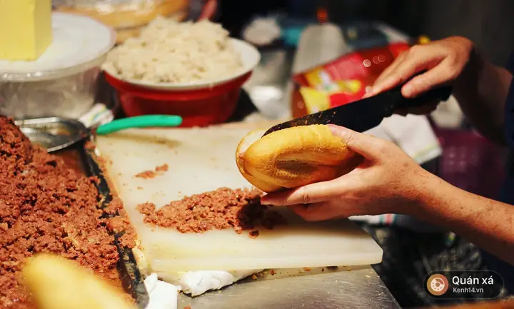 Bánh Mì Pate Cột Đèn Hải Phòng: Tất Tần Tật Về Món Ăn Đặc Sản Nức Tiếng