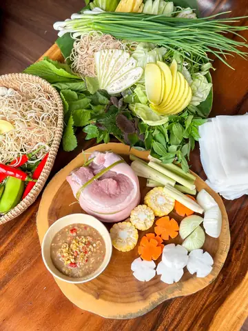 Bánh Tráng Cuốn Thịt Heo Hai Đầu Da: Khám Phá Món Ngon Đặc Sản Đà Nẵng Chuẩn Vị