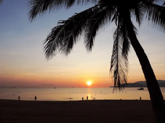 Kinh Nghiệm Săn Bình Minh Trên Biển Nha Trang: Thời Gian, Địa Điểm & Bí Quyết Chụp Ảnh Đẹp