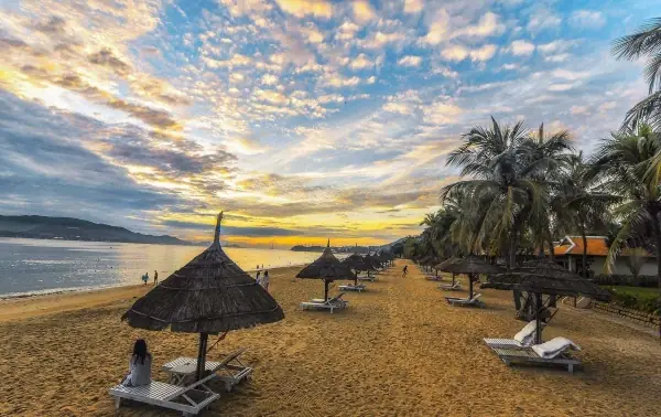 Kinh Nghiệm Săn Bình Minh Trên Biển Nha Trang: Thời Gian, Địa Điểm & Bí Quyết Chụp Ảnh Đẹp
