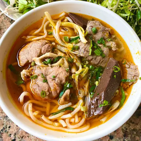 Bún Bò 100 Ngô Gia Tự Nha Trang: Khám Phá Quán Ăn Đậm Đà Hương Vị Xứ Huế