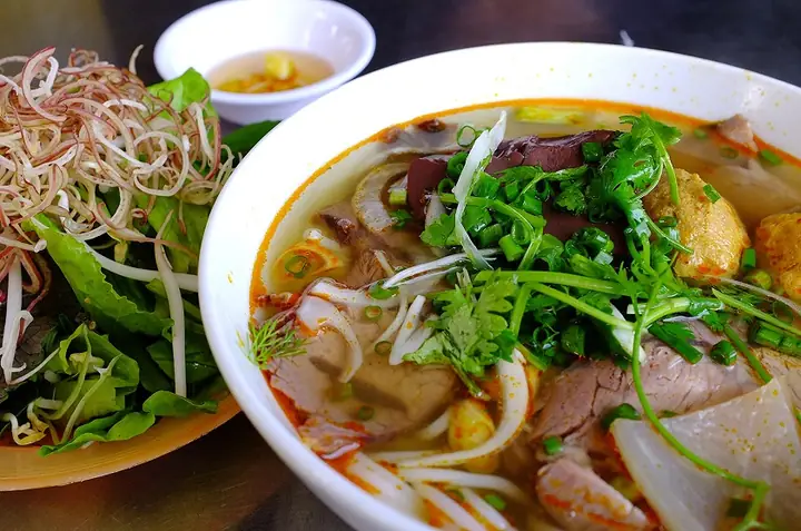 Bún Bò 100 Ngô Gia Tự Nha Trang: Khám Phá Quán Ăn Đậm Đà Hương Vị Xứ Huế