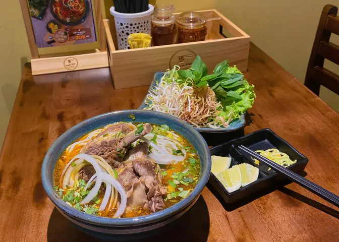 Top 10+ Quán Bún Bò Huế Ngon Nhất Sài Gòn: Trải Nghiệm Hương Vị Chuẩn Huế