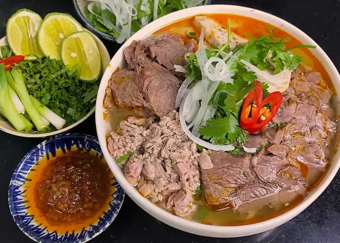 Top 10+ Quán Bún Bò Huế Ngon Nhất Sài Gòn: Trải Nghiệm Hương Vị Chuẩn Huế