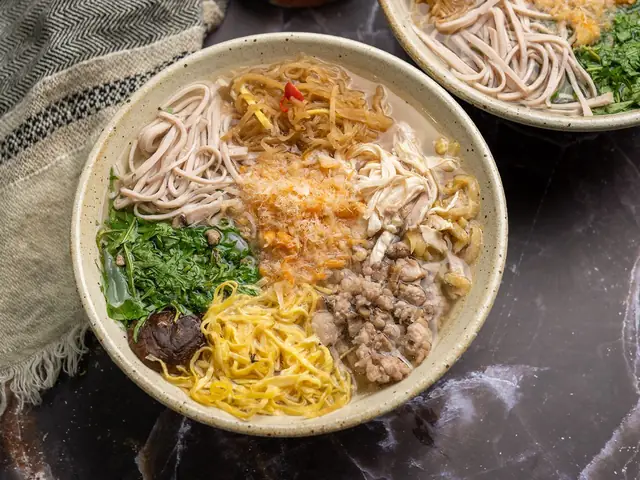 Bún Thang Xuất Xứ Từ Đâu? Nguồn Gốc, Ý Nghĩa Và Sự Tinh Hoa Ẩm Thực Hà Nội Bún Thang Xuất Xứ Từ Đâu? Nguồn Gốc, Ý Nghĩa Và Sự Tinh Hoa Ẩm Thực Hà Nội