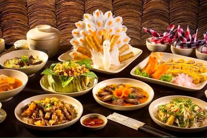 Khám Phá Ẩm Thực Cung Đình Huế: Tinh Hoa Ngự Thiện Và Những Món Ăn Đặc Sắc Khám Phá Ẩm Thực Cung Đình Huế: Tinh Hoa Ngự Thiện Và Những Món Ăn Đặc Sắc