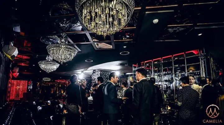 Top Quán Bar Nổi Tiếng Ở Hà Nội: Địa Chỉ Sôi Động & Tầm Nhìn Đẹp