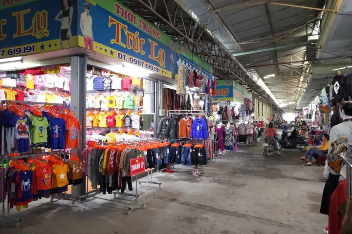 Chợ Quần Áo Rẻ Hà Nội: Top Địa Điểm Mua Sắm Giá Tốt Cho Sinh Viên & Dân Sành Điệu Chợ Quần Áo Rẻ Hà Nội: Top Địa Điểm Mua Sắm Giá Tốt Cho Sinh Viên & Dân Sành Điệu