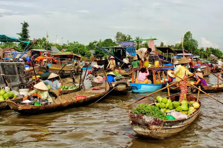 Chợ Nổi Cái Bè Tiền Giang: Khám Phá Nét Văn Hóa Sông Nước & Kinh Nghiệm Du Lịch Từ A-z Chợ Nổi Cái Bè Tiền Giang: Khám Phá Nét Văn Hóa Sông Nước & Kinh Nghiệm Du Lịch Từ A-z