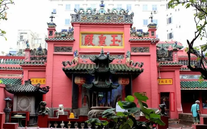 Khám Phá Top Chùa Nổi Tiếng Linh Thiêng Tại Quận 1 Tp.hcm: Kiến Trúc & Kinh Nghiệm