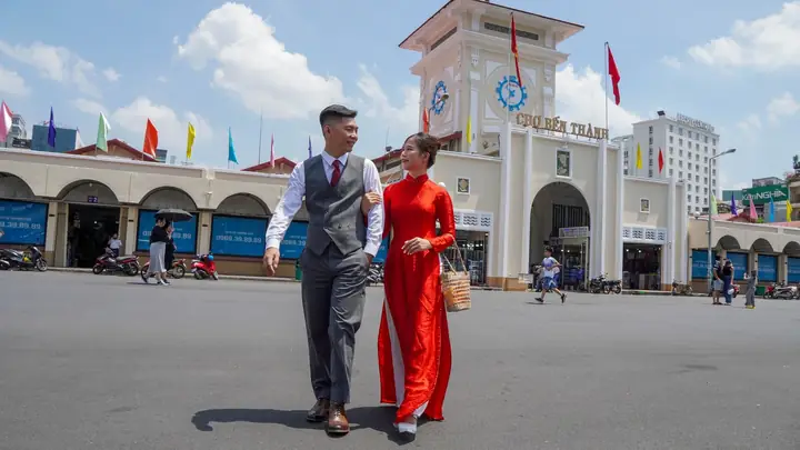Chụp Ảnh Đẹp Tại Chợ Bến Thành: Thời Điểm, Ý Tưởng Tạo Dáng & Dịch Vụ Hỗ Trợ Chụp Ảnh Đẹp Tại Chợ Bến Thành: Thời Điểm, Ý Tưởng Tạo Dáng & Dịch Vụ Hỗ Trợ