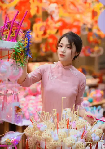 Chụp Ảnh Trung Thu Phố Hàng Mã: Bí Kíp Lên Đồ, Tạo Dáng & Góc "sống Ảo" Đẹp Lung Linh Chụp Ảnh Trung Thu Phố Hàng Mã: Bí Kíp Lên Đồ, Tạo Dáng & Góc "sống Ảo" Đẹp Lung Linh