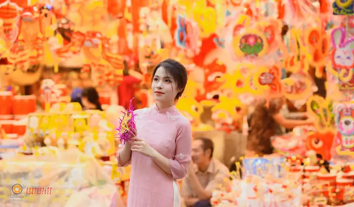 Chụp Ảnh Trung Thu Phố Hàng Mã: Bí Kíp Lên Đồ, Tạo Dáng & Góc "sống Ảo" Đẹp Lung Linh Chụp Ảnh Trung Thu Phố Hàng Mã: Bí Kíp Lên Đồ, Tạo Dáng & Góc "sống Ảo" Đẹp Lung Linh
