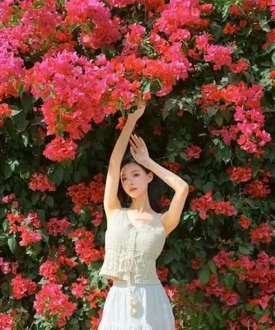 Chụp Ảnh Với Giàn Hoa Giấy: Hướng Dẫn Tạo Dáng Chuẩn Nàng Thơ & Outfit Phù Hợp Chụp Ảnh Với Giàn Hoa Giấy: Hướng Dẫn Tạo Dáng Chuẩn Nàng Thơ & Outfit Phù Hợp