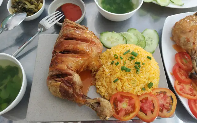 Cơm Gà Xối Mỡ Vân Ngọc: Địa Điểm, Đánh Giá & Cách Đặt Món Ngon Cơm Gà Xối Mỡ Vân Ngọc: Địa Điểm, Đánh Giá & Cách Đặt Món Ngon
