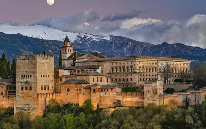 Cung Điện Alhambra: Khám Phá Kiệt Tác Kiến Trúc Hồi Giáo Và Lịch Sử Rực Rỡ Ở Tây Ban Nha