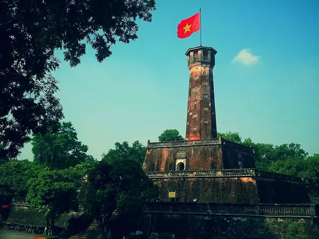 Cột Cờ Hà Nội: Lịch Sử, Kiến Trúc Và Kinh Nghiệm Tham Quan Chi Tiết Cột Cờ Hà Nội: Lịch Sử, Kiến Trúc Và Kinh Nghiệm Tham Quan Chi Tiết