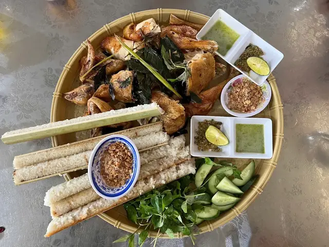Gà Nướng Cơm Lam Măng Đen: Khám Phá Top Quán Ngon Chuẩn Vị Núi Rừng Gà Nướng Cơm Lam Măng Đen: Khám Phá Top Quán Ngon Chuẩn Vị Núi Rừng