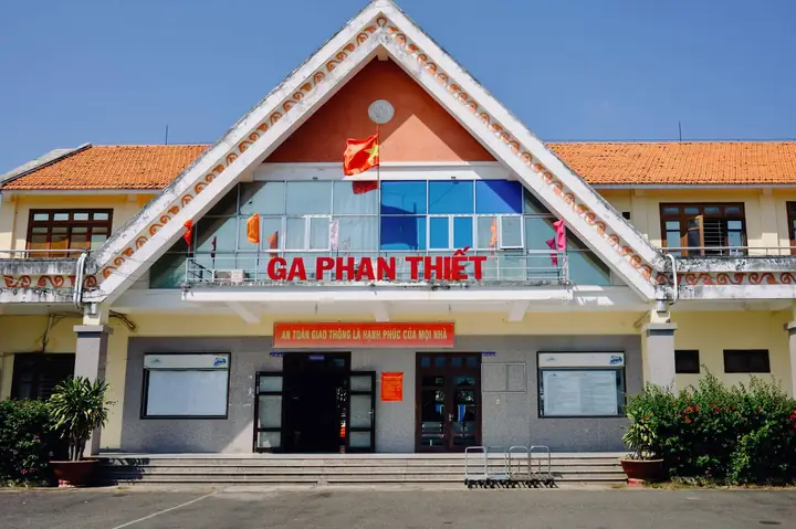 Ga Xe Lửa Phan Thiết Ở Đâu? Địa Chỉ, Cách Di Chuyển & Tiện Ích Mới Nhất