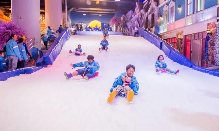 Giá Vé Trượt Tuyết Quận 2: Cập Nhật Mới Nhất & Kinh Nghiệm Vui Chơi Tại Snow Town