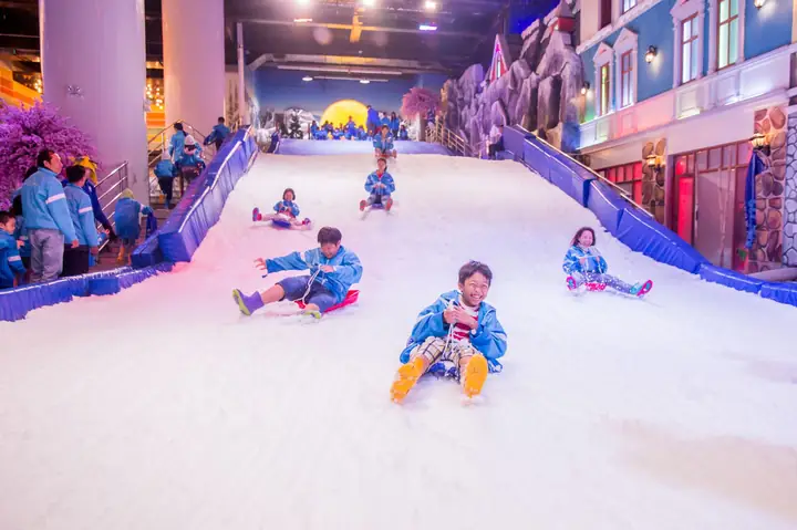 Giá Vé Trượt Tuyết Quận 2: Cập Nhật Mới Nhất & Kinh Nghiệm Vui Chơi Tại Snow Town