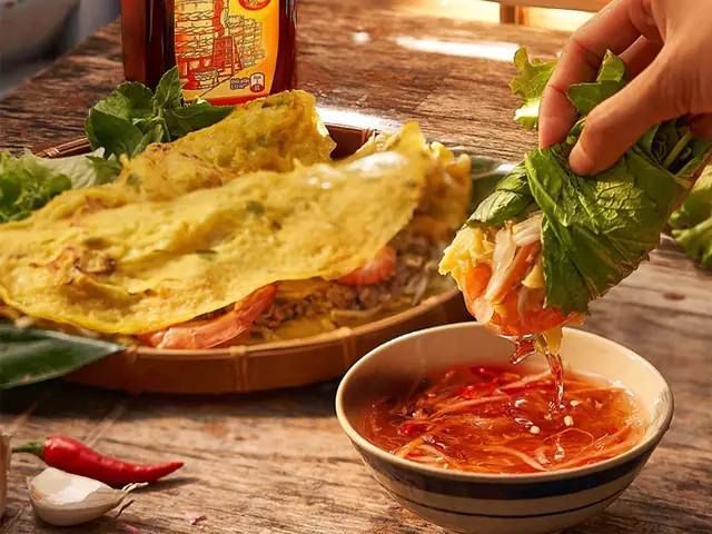 Khám Phá Bánh Xèo Miền Tây: Hương Vị Giòn Rụm, Nhân Đậm Đà & Cách Thưởng Thức Chuẩn Vị Khám Phá Bánh Xèo Miền Tây: Hương Vị Giòn Rụm, Nhân Đậm Đà & Cách Thưởng Thức Chuẩn Vị