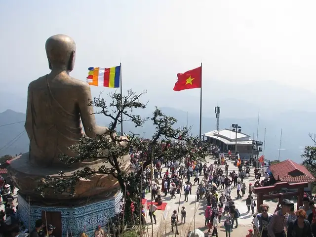 Lễ Hội Yên Tử: Khám Phá Từ Nguồn Gốc, Ý Nghĩa Đến Trải Nghiệm Du Lịch Tâm Linh
