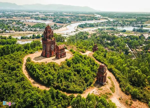 Tháp Bánh Ít: Khám Phá Kiến Trúc Chăm Cổ Và Dấu Ấn Lịch Sử Độc Đáo Tại Bình Định Tháp Bánh Ít: Khám Phá Kiến Trúc Chăm Cổ Và Dấu Ấn Lịch Sử Độc Đáo Tại Bình Định
