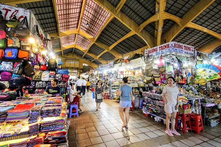 Hình Ảnh Bên Trong Chợ Bến Thành: Khám Phá Kiến Trúc, Văn Hóa Và Trải Nghiệm Mua Sắm Độc Đáo 41 Hình Ảnh Bên Trong Chợ Bến Thành: Khám Phá Kiến Trúc, Văn Hóa Và Trải Nghiệm Mua Sắm Độc Đáo