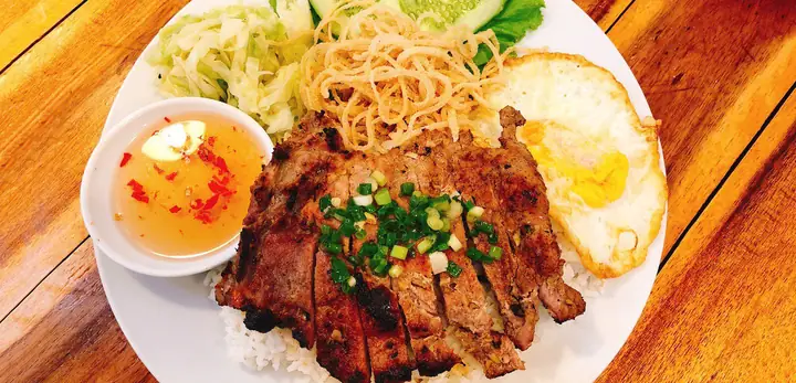 Hình Ảnh Cơm Tấm Sườn Nướng: Khám Phá Hương Vị Hấp Dẫn Của Món Ăn Quốc Dân Hình Ảnh Cơm Tấm Sườn Nướng: Khám Phá Hương Vị Hấp Dẫn Của Món Ăn Quốc Dân