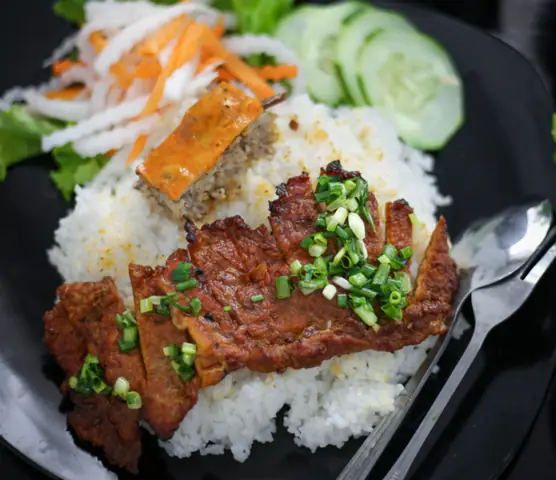 Hình Ảnh Cơm Tấm Sườn Nướng: Khám Phá Hương Vị Hấp Dẫn Của Món Ăn Quốc Dân