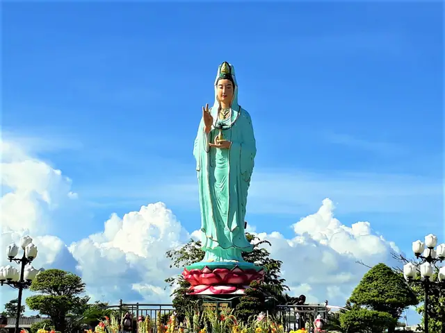 Hình Ảnh Mẹ Quan Âm Nam Hải: Ý Nghĩa, Nguồn Gốc Và Nơi Chiêm Bái Linh Thiêng