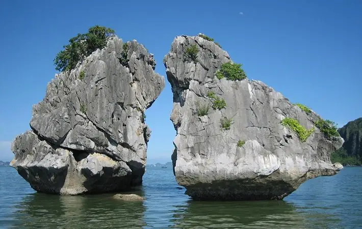 Hòn Trống Mái Quảng Ninh: Biểu Tượng Tình Yêu Và Kỳ Quan Vịnh Hạ Long