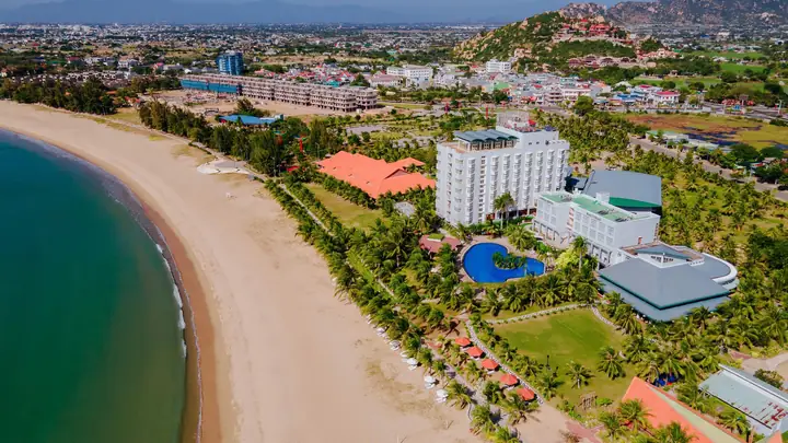 Khách Sạn Gần Biển Ninh Chữ: Chọn Chỗ Nghỉ Lý Tưởng Từ 3 Sao Đến Resort Cao Cấp