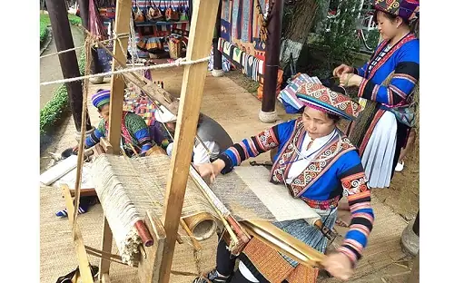 Làng Dệt Thổ Cẩm Lùng Tám Hà Giang: Khám Phá Nét Văn Hóa Độc Đáo Từ Cao Nguyên Đá