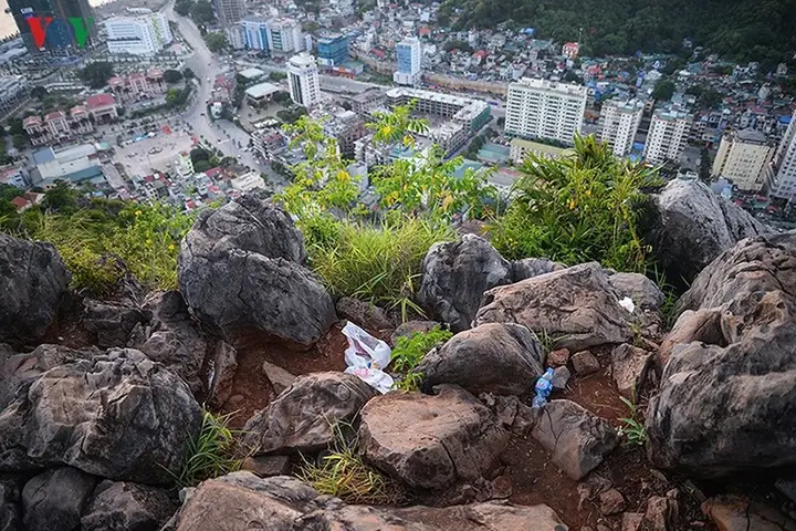Núi Bài Thơ Hạ Long: Vì Sao Bị Cấm Leo & Những Điều Cần Biết Năm 2026 Núi Bài Thơ Hạ Long: Vì Sao Bị Cấm Leo & Những Điều Cần Biết Năm 2026