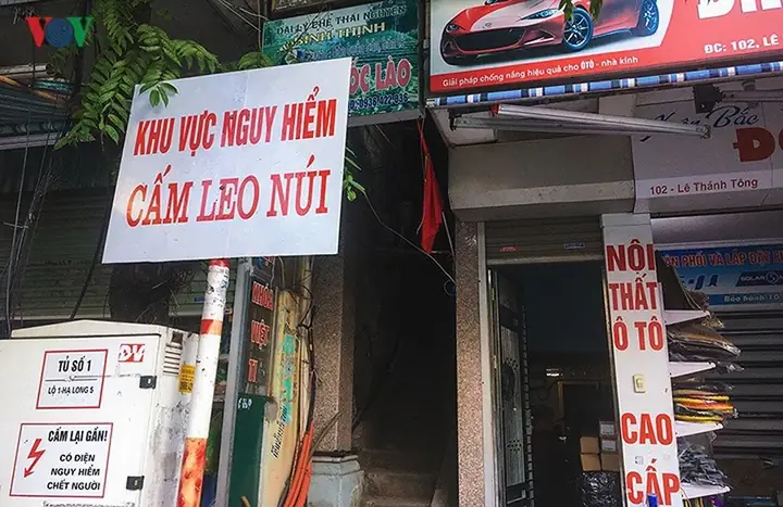 Núi Bài Thơ Hạ Long: Vì Sao Bị Cấm Leo & Những Điều Cần Biết Năm 2026 Núi Bài Thơ Hạ Long: Vì Sao Bị Cấm Leo & Những Điều Cần Biết Năm 2026