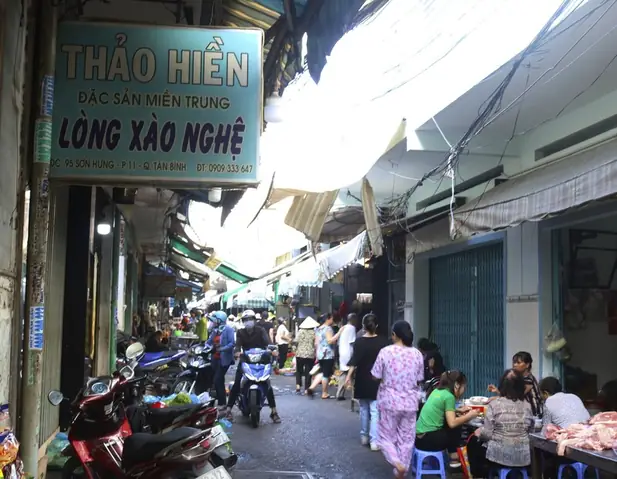 Lòng Xào Nghệ Chợ Bà Hoa: Khám Phá Hương Vị Đặc Sản Miền Trung Nức Tiếng