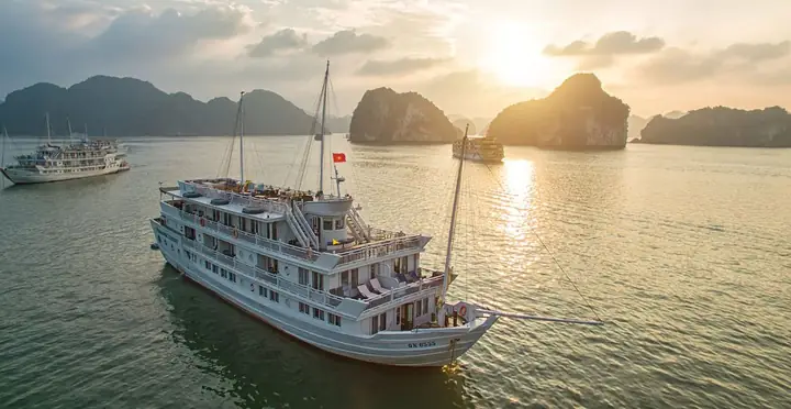 Mùa Thu Ở Vịnh Hạ Long: Vẻ Đẹp Lãng Mạn & Kinh Nghiệm Du Lịch Thú Vị