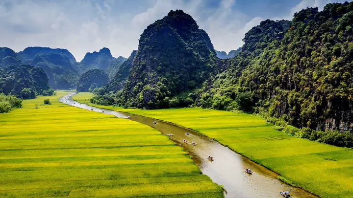 Nên Đi Tràng An Hay Tam Cốc? So Sánh Chi Tiết Để Lựa Chọn Điểm Đến Ninh Bình Phù Hợp 89 Nên Đi Tràng An Hay Tam Cốc? So Sánh Chi Tiết Để Lựa Chọn Điểm Đến Ninh Bình Phù Hợp