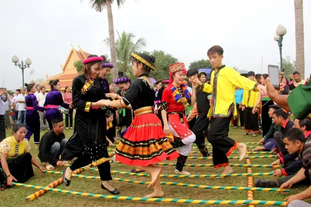 Khám Phá Nét Văn Hóa Đặc Sắc Của Dân Tộc Mông: Phong Tục, Trang Phục Và Lễ Hội