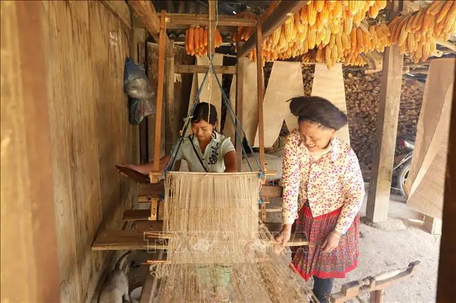 Khám Phá Nét Văn Hóa Đặc Sắc Của Dân Tộc Mông: Phong Tục, Trang Phục Và Lễ Hội