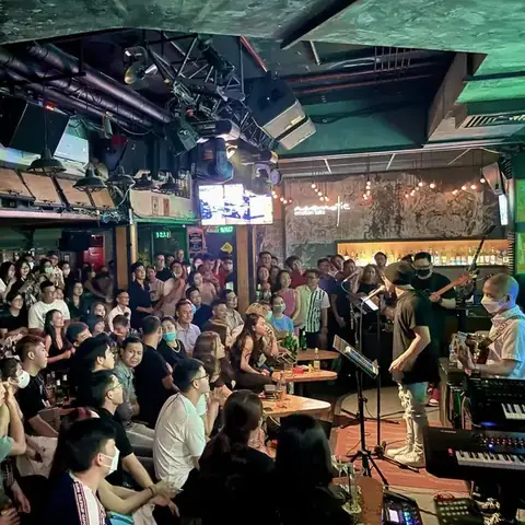 Khám Phá Quán Cafe Acoustic Quận 3: Top Địa Điểm “chill” Nhất Cho Người Yêu Nhạc Mộc Khám Phá Quán Cafe Acoustic Quận 3: Top Địa Điểm “chill” Nhất Cho Người Yêu Nhạc Mộc