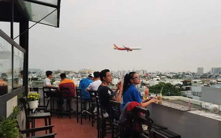 Top Quán Cà Phê Ngắm Máy Bay Đẹp Nhất Sài Gòn & Đà Nẵng: Trải Nghiệm Độc Đáo